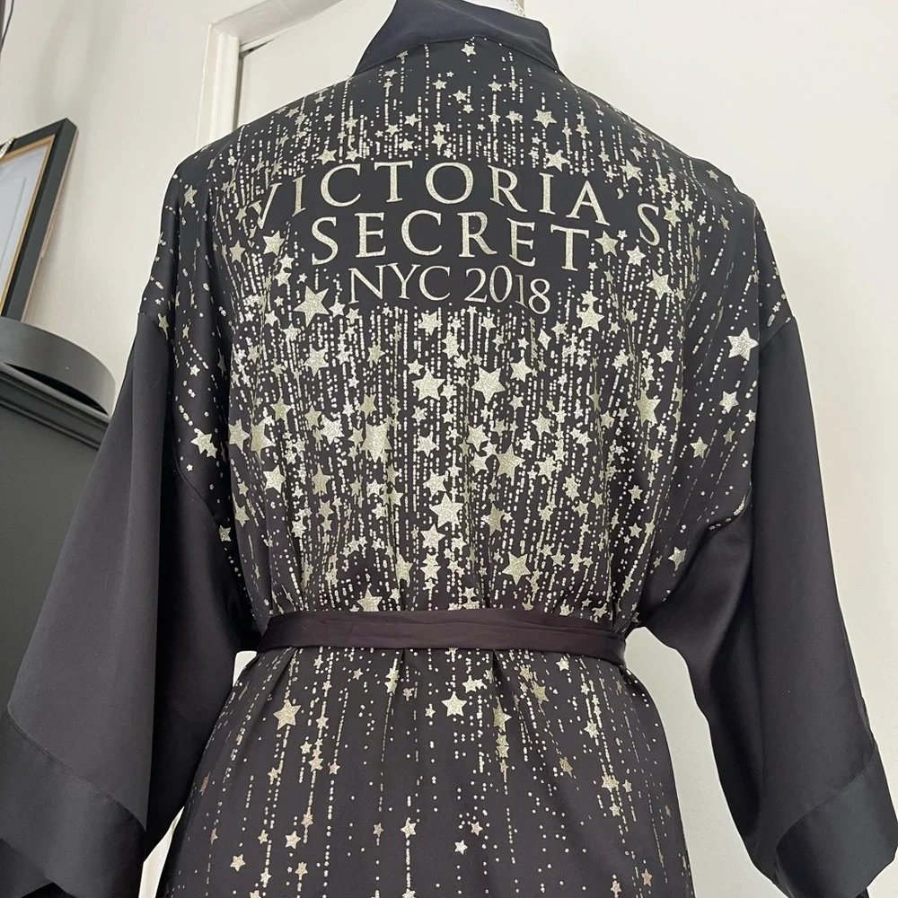 VS Robe - Picture 2 of 9